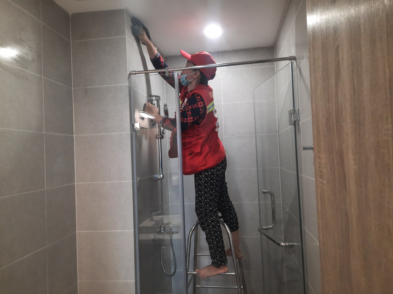 5 Cách Tẩy Kính Nhà Tắm Bị Ố